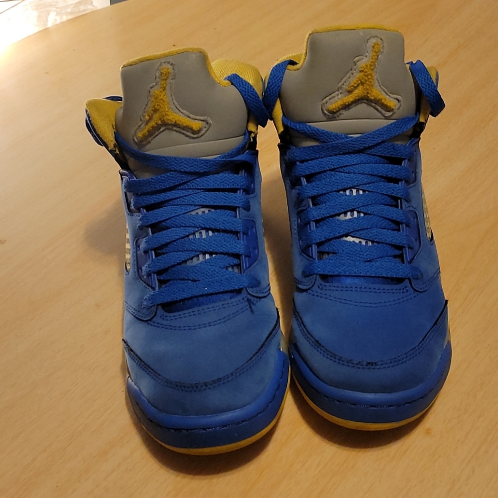 The brand is Jordan  it's size 6 and it's yellow